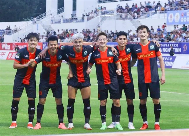 Hình ảnh giao diện 188BET với nhiều trò chơi, biểu tượng bảo mật và dịch vụ hỗ trợ khách hàng